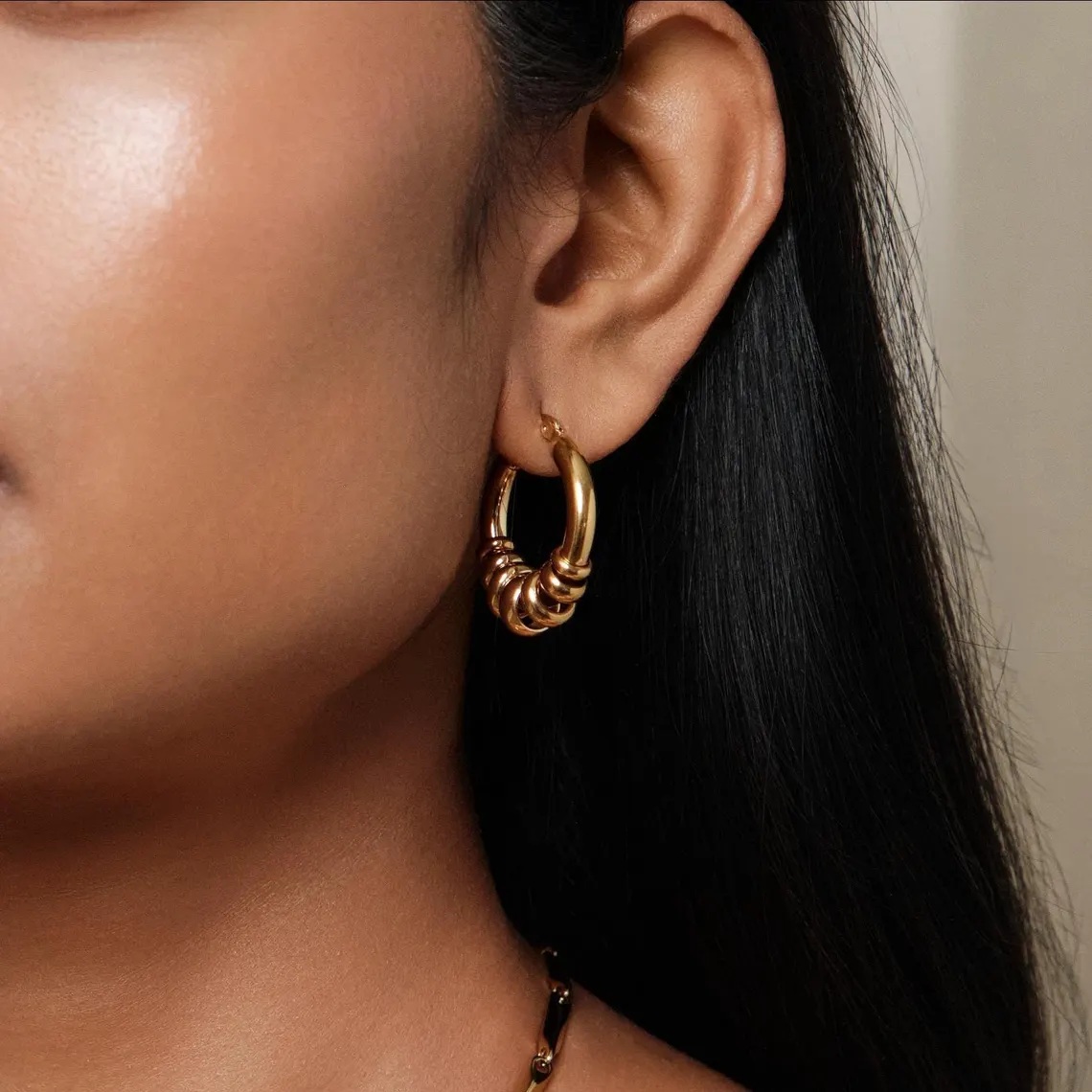 ELENYS Essence Hoops Gold – styling náušnic